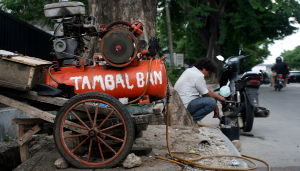 Tambal Ban Cepat di Depan BNI Pusat, Cilacap!
